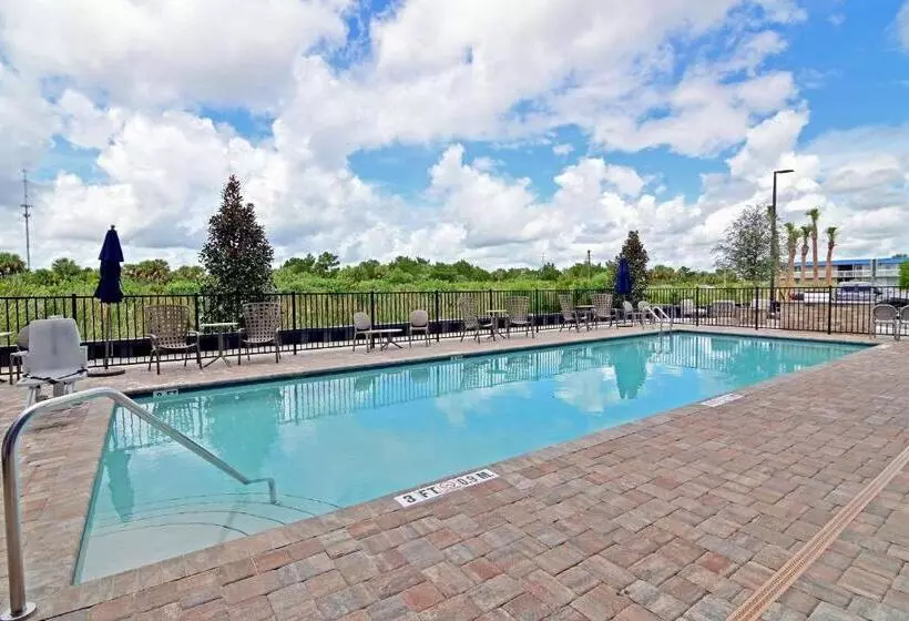 ホテル Comfort Suites Titusville Near Kennedy Space Center