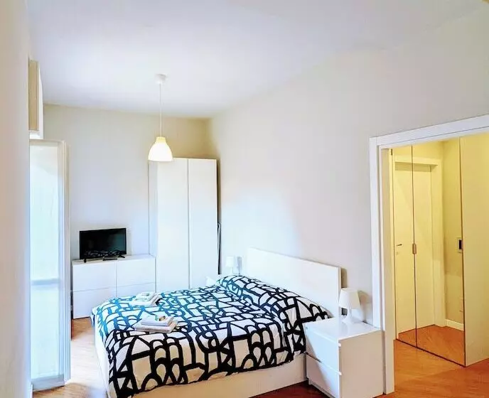 ホテル Monza Apartments