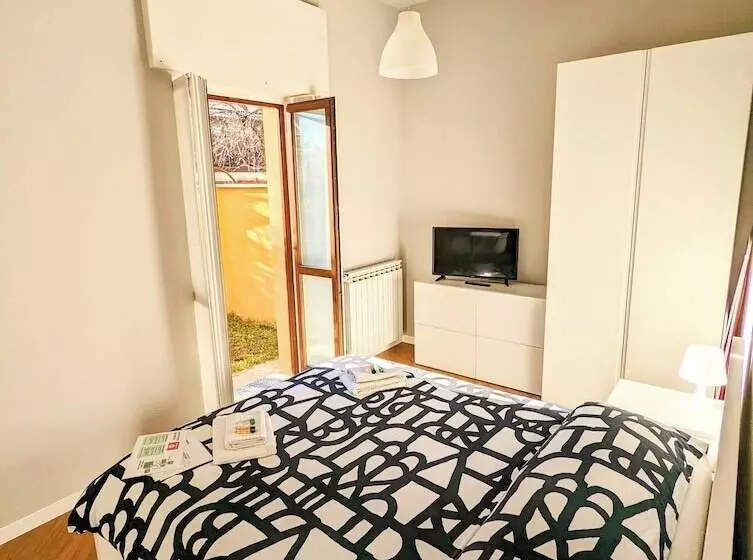 ホテル Monza Apartments