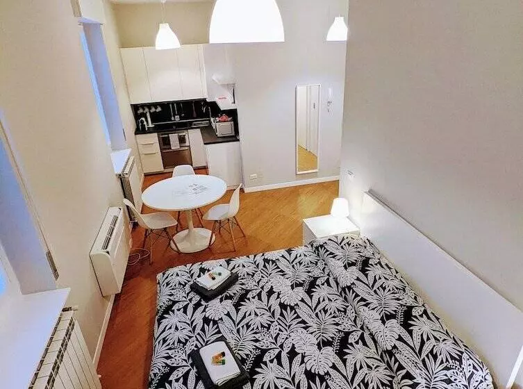 ホテル Monza Apartments