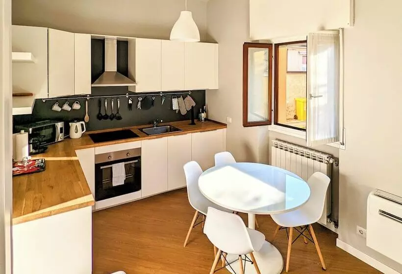 ホテル Monza Apartments