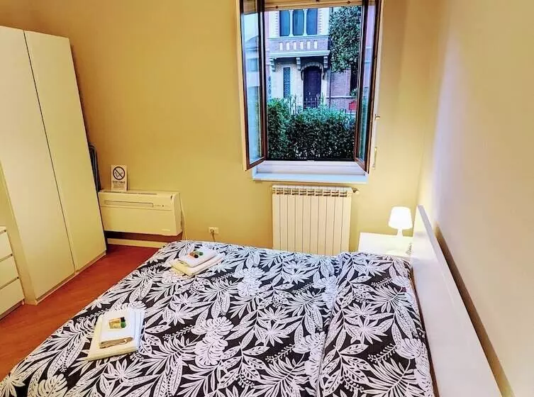 ホテル Monza Apartments