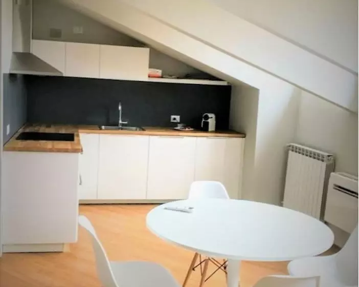 ホテル Monza Apartments