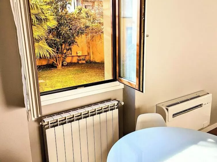 ホテル Monza Apartments