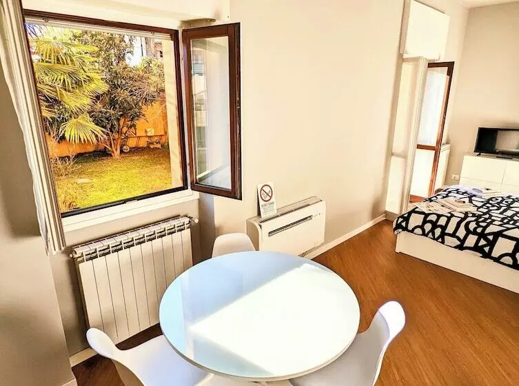 ホテル Monza Apartments