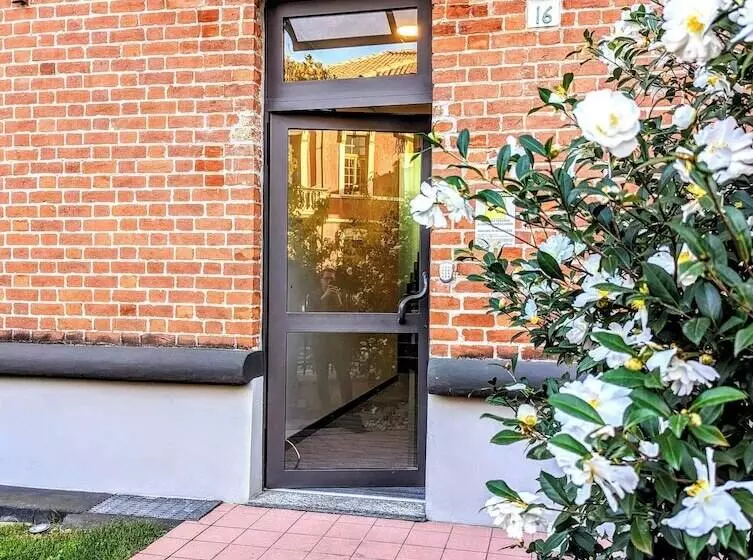 ホテル Monza Apartments