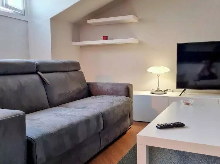 ホテル Monza Apartments