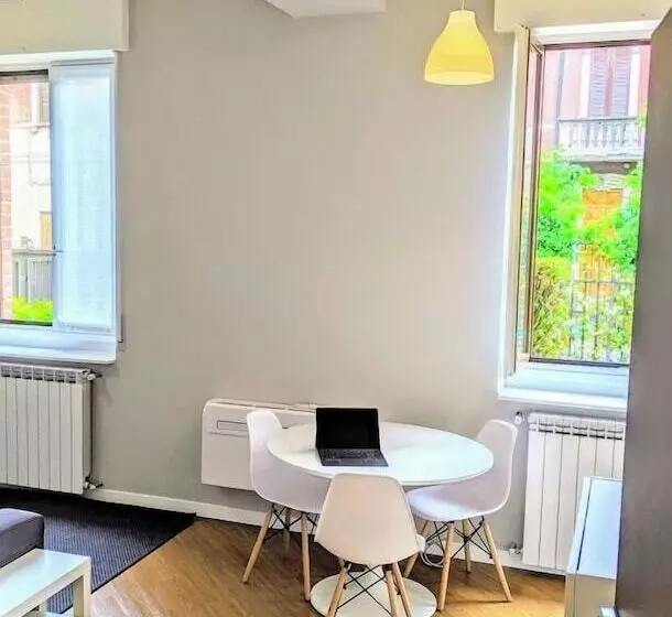 ホテル Monza Apartments