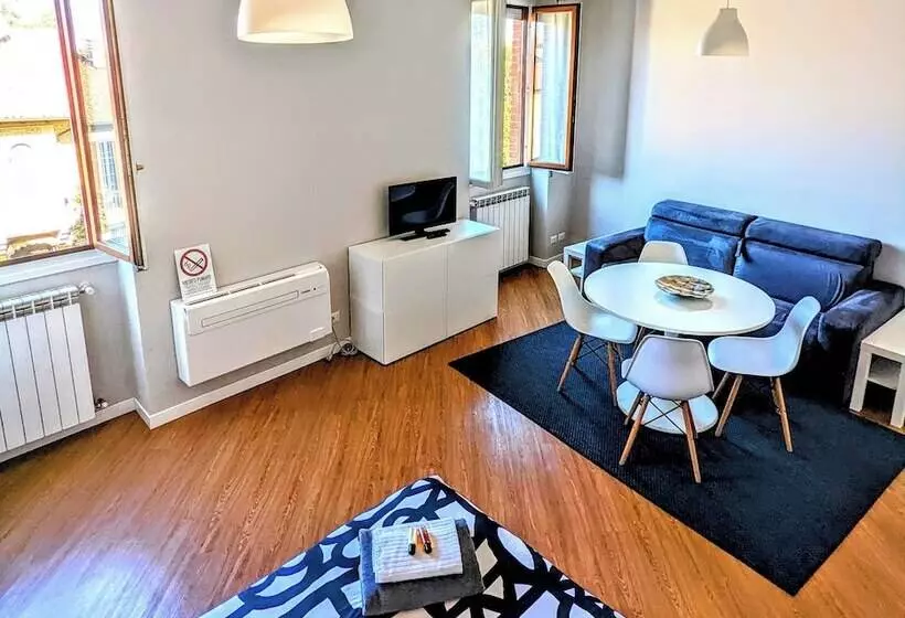 ホテル Monza Apartments