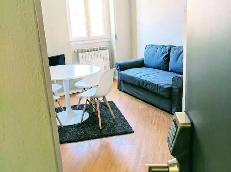 ホテル Monza Apartments