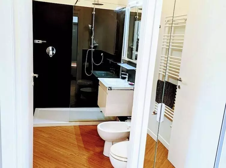 ホテル Monza Apartments