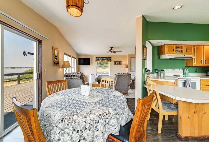 Lakefront Chiloquin Home W/ Scenic Deck!