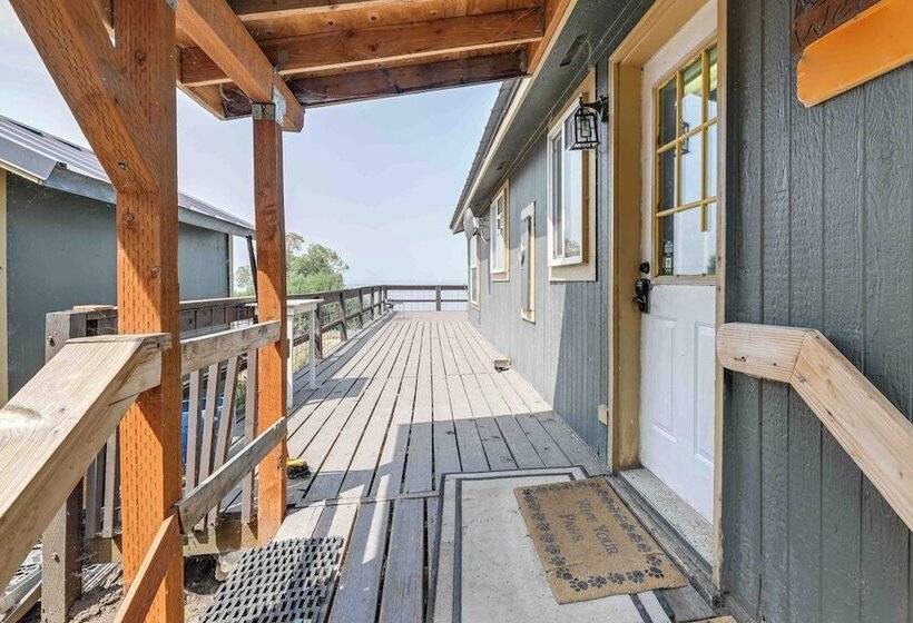 Lakefront Chiloquin Home W/ Scenic Deck!