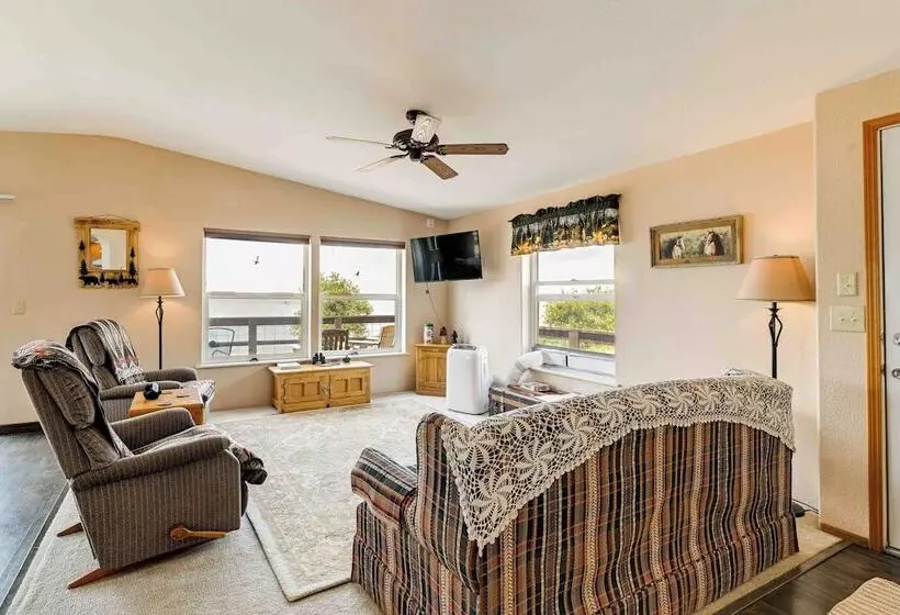 Lakefront Chiloquin Home W/ Scenic Deck!