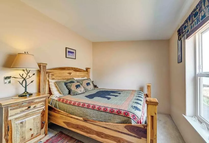 Lakefront Chiloquin Home W/ Scenic Deck!