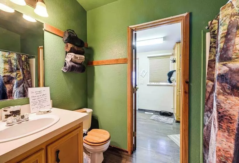 Lakefront Chiloquin Home W/ Scenic Deck!