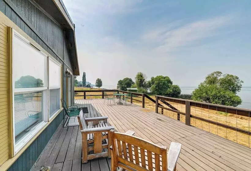 Lakefront Chiloquin Home W/ Scenic Deck!