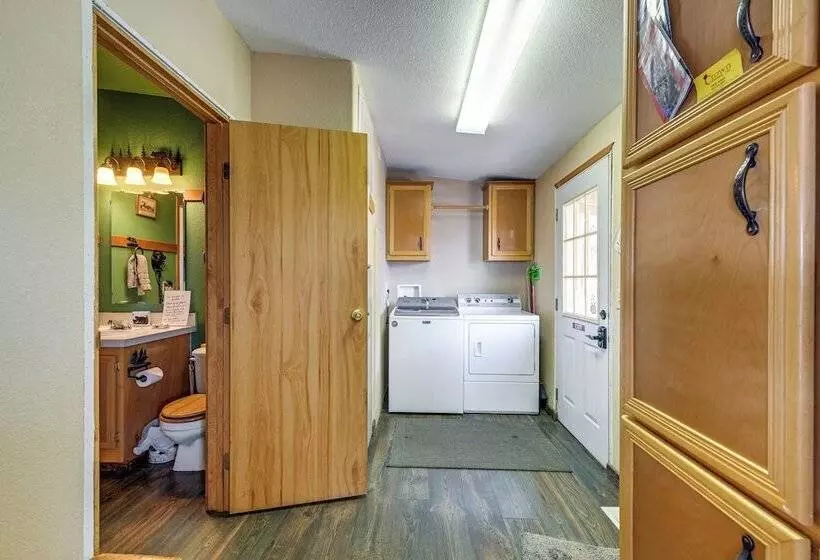 Lakefront Chiloquin Home W/ Scenic Deck!