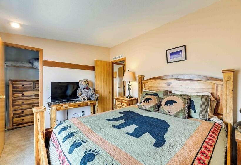 Lakefront Chiloquin Home W/ Scenic Deck!