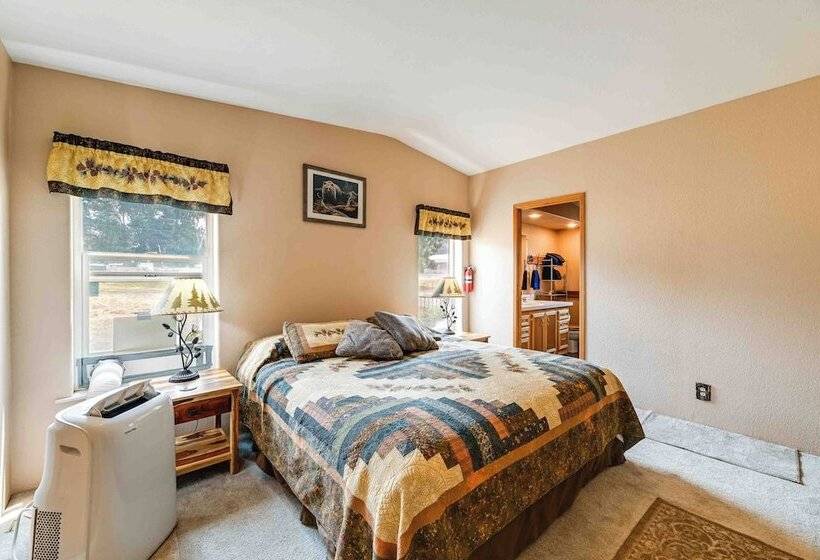 Lakefront Chiloquin Home W/ Scenic Deck!