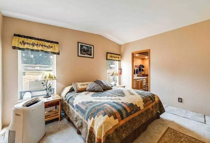 Lakefront Chiloquin Home W/ Scenic Deck!