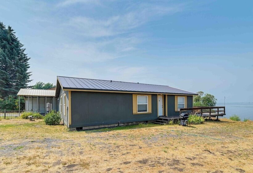 Lakefront Chiloquin Home W/ Scenic Deck!