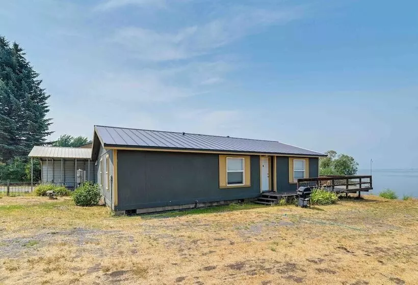 Lakefront Chiloquin Home W/ Scenic Deck!