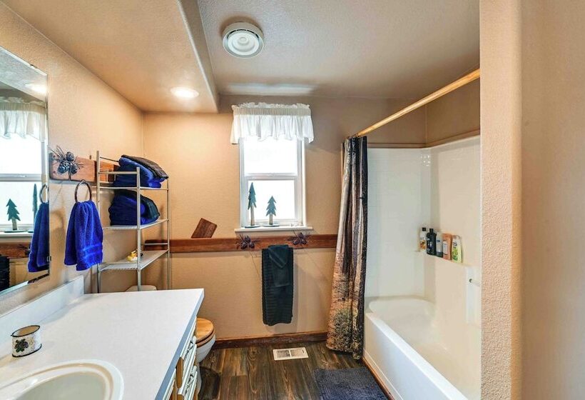 Lakefront Chiloquin Home W/ Scenic Deck!