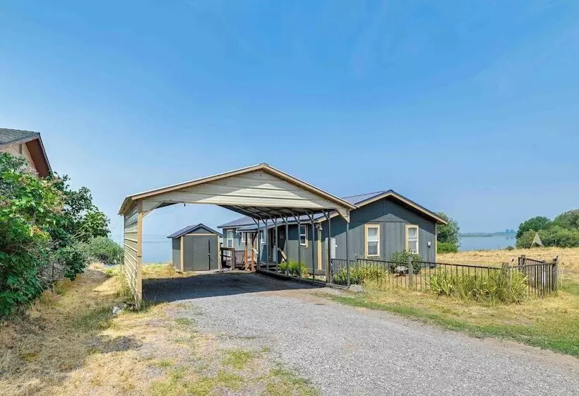 Lakefront Chiloquin Home W/ Scenic Deck!