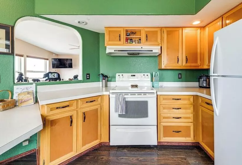 Lakefront Chiloquin Home W/ Scenic Deck!