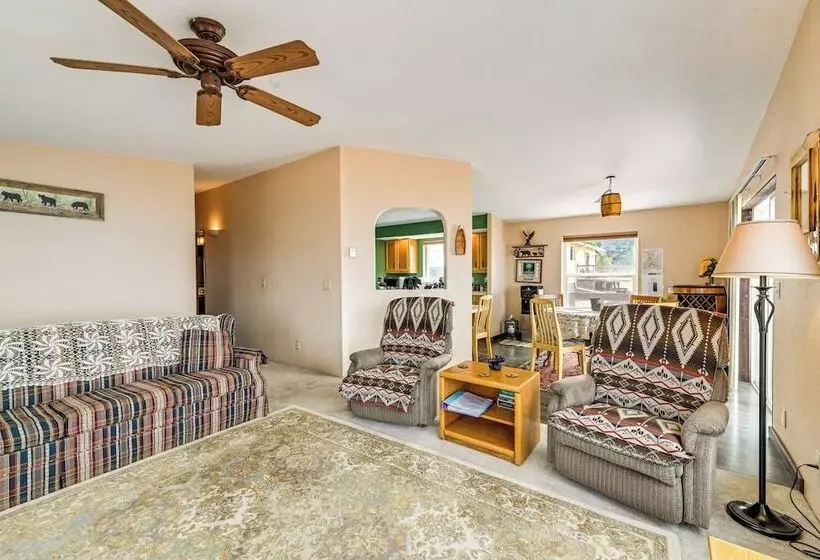 Lakefront Chiloquin Home W/ Scenic Deck!