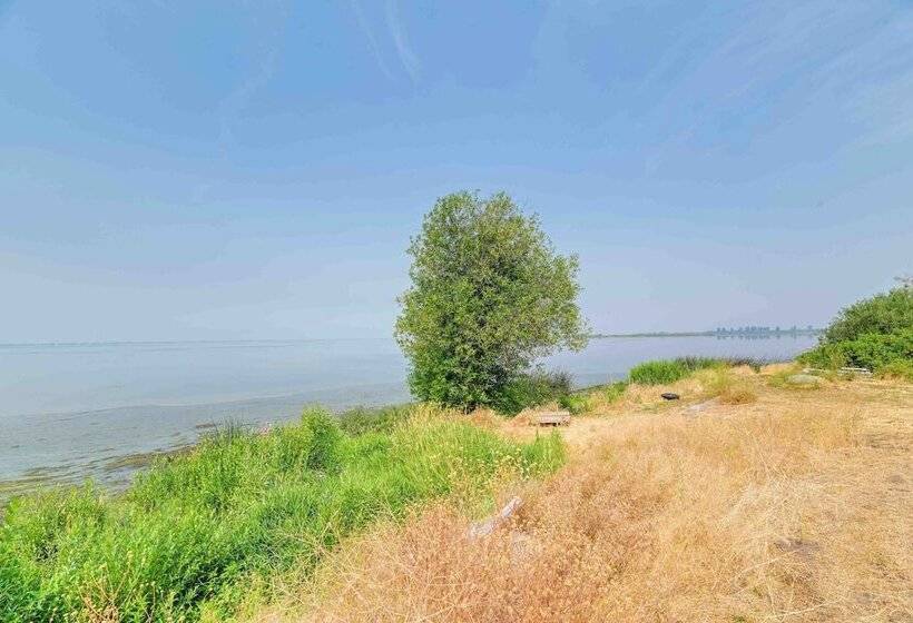 Lakefront Chiloquin Home W/ Scenic Deck!