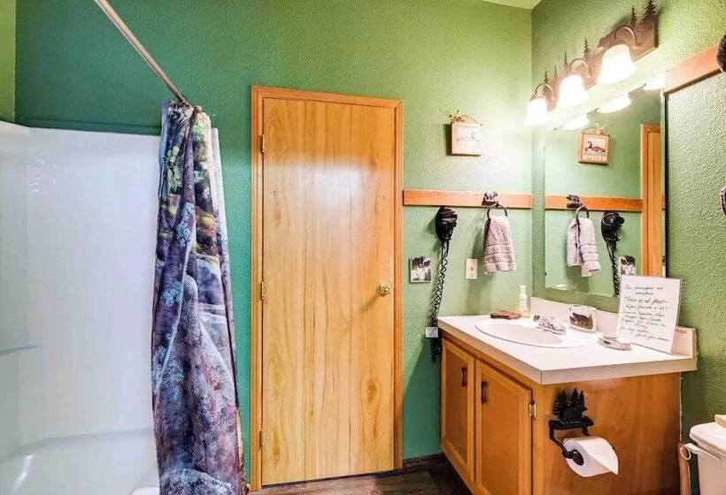 Lakefront Chiloquin Home W/ Scenic Deck!