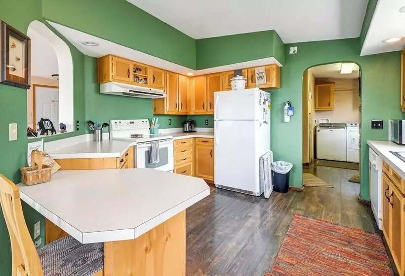 Lakefront Chiloquin Home W/ Scenic Deck!