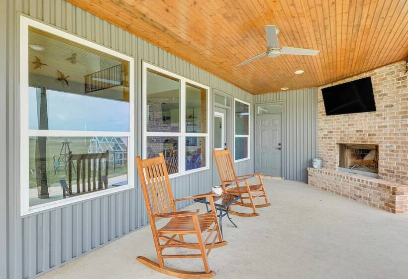 Modern Bryan Farmhouse On 1 Acre W/ Hot Tub!