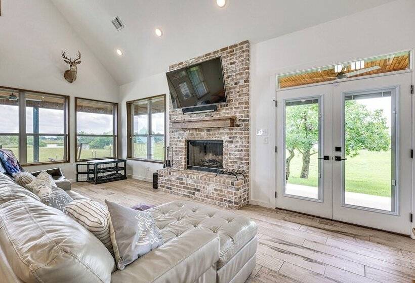 Modern Bryan Farmhouse On 1 Acre W/ Hot Tub!