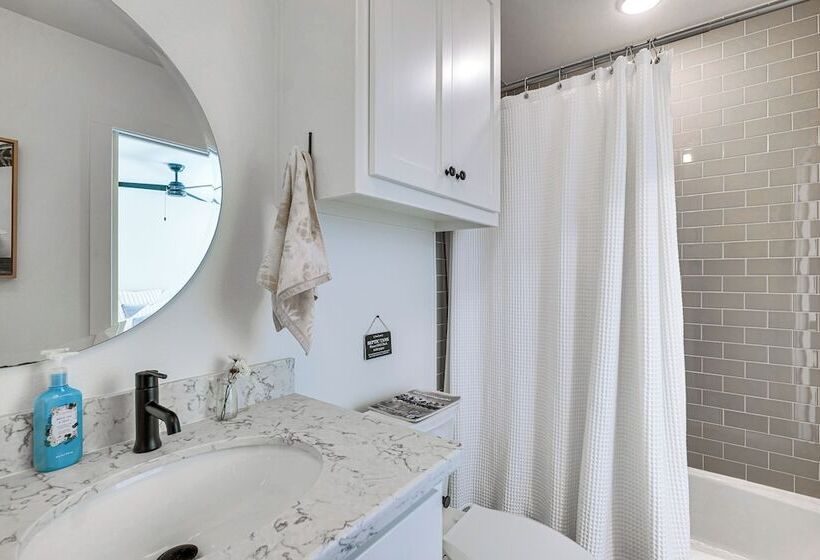 Modern Bryan Farmhouse On 1 Acre W/ Hot Tub!