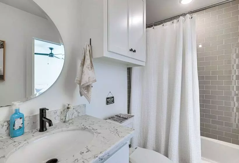 Modern Bryan Farmhouse On 1 Acre W/ Hot Tub!