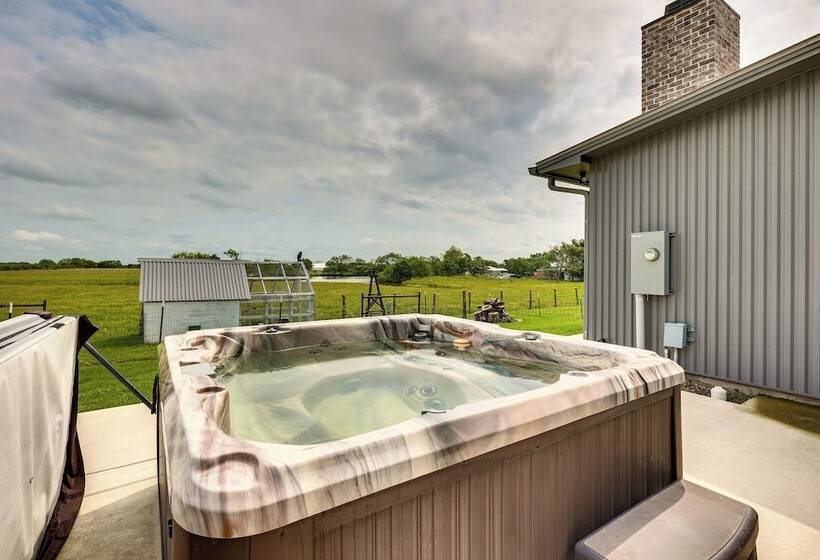 Modern Bryan Farmhouse On 1 Acre W/ Hot Tub!