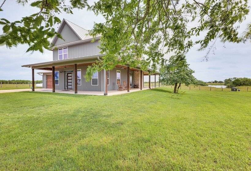 Modern Bryan Farmhouse On 1 Acre W/ Hot Tub!