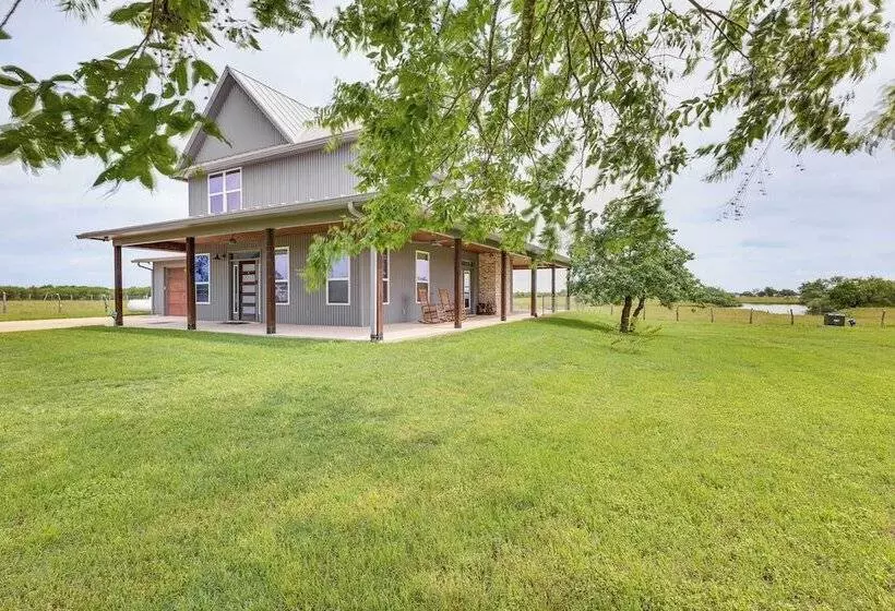Modern Bryan Farmhouse On 1 Acre W/ Hot Tub!