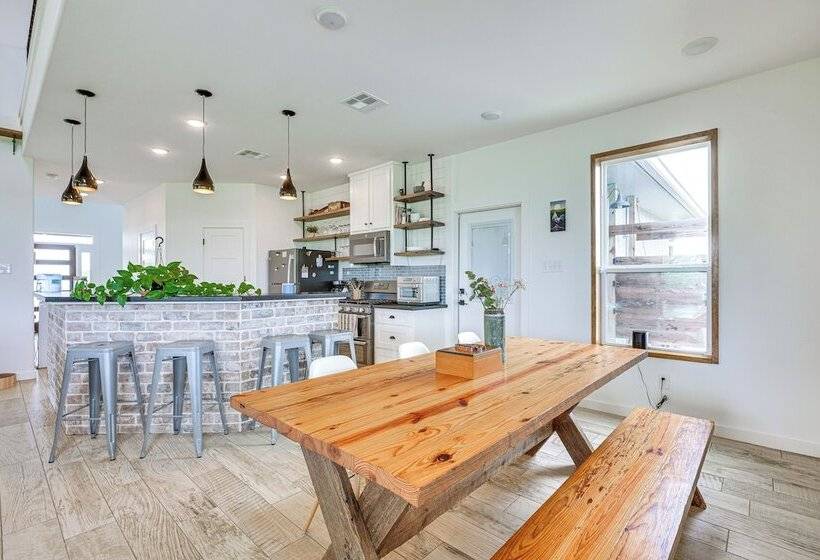 Modern Bryan Farmhouse On 1 Acre W/ Hot Tub!