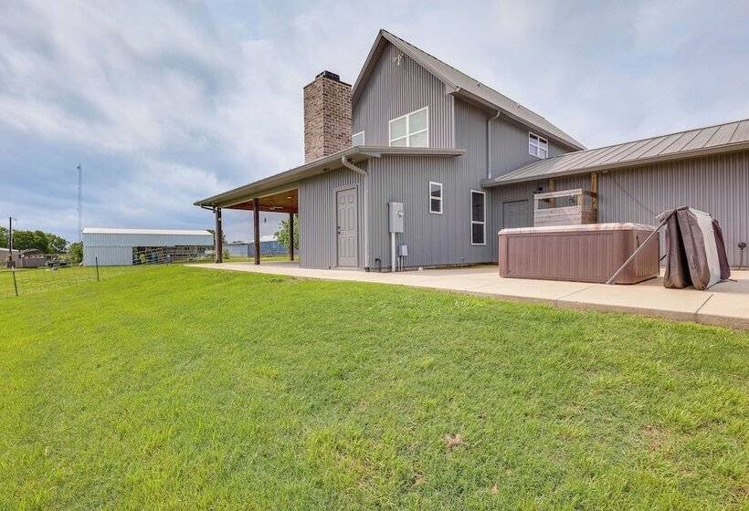 Modern Bryan Farmhouse On 1 Acre W/ Hot Tub!