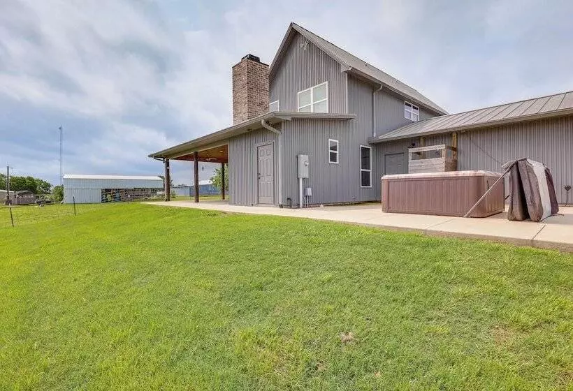 Modern Bryan Farmhouse On 1 Acre W/ Hot Tub!