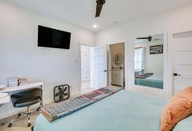 Modern Bryan Farmhouse On 1 Acre W/ Hot Tub!