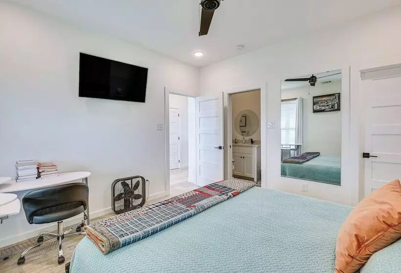 Modern Bryan Farmhouse On 1 Acre W/ Hot Tub!