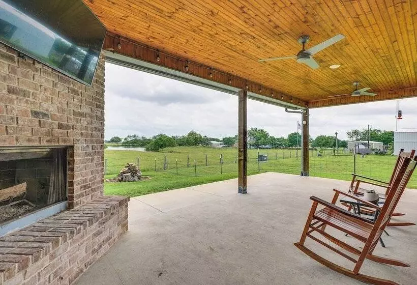 Modern Bryan Farmhouse On 1 Acre W/ Hot Tub!