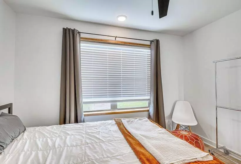 Modern Bryan Farmhouse On 1 Acre W/ Hot Tub!