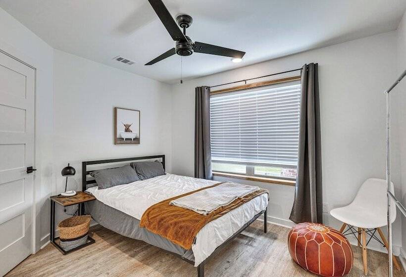 Modern Bryan Farmhouse On 1 Acre W/ Hot Tub!