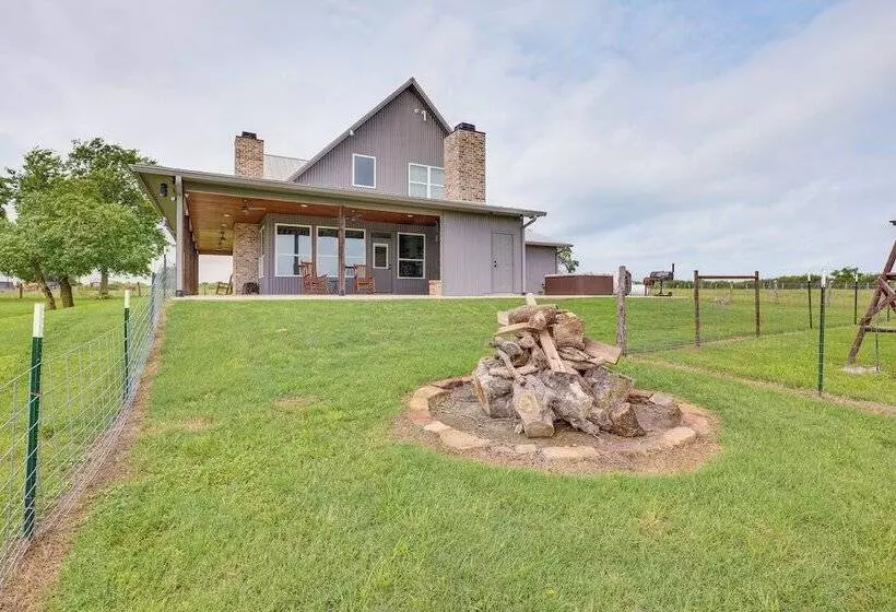Modern Bryan Farmhouse On 1 Acre W/ Hot Tub!